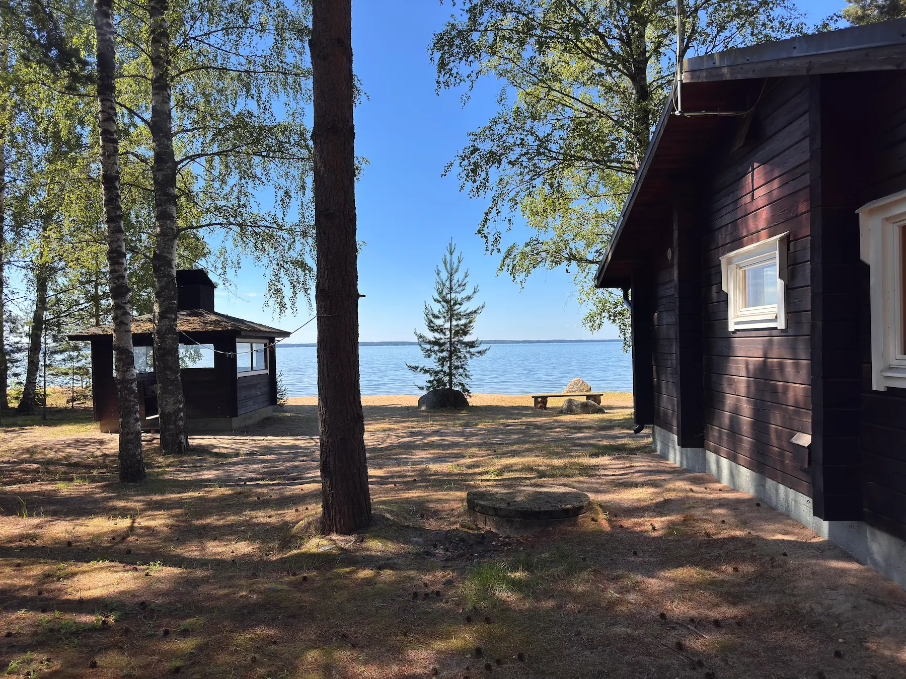 Nummirannan hirsimökki Säkylän Pyhäjärven rannalla