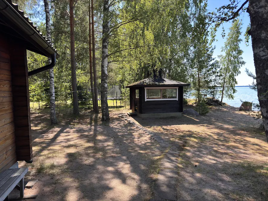 Grillikota mökin pihalla