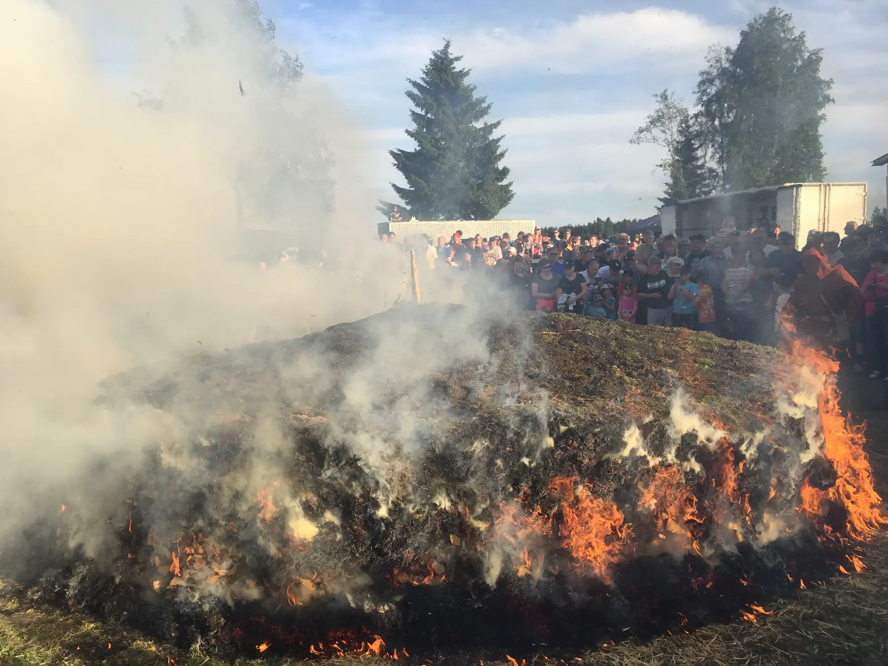 Köyliön Lalli sytyttää tervahaudan