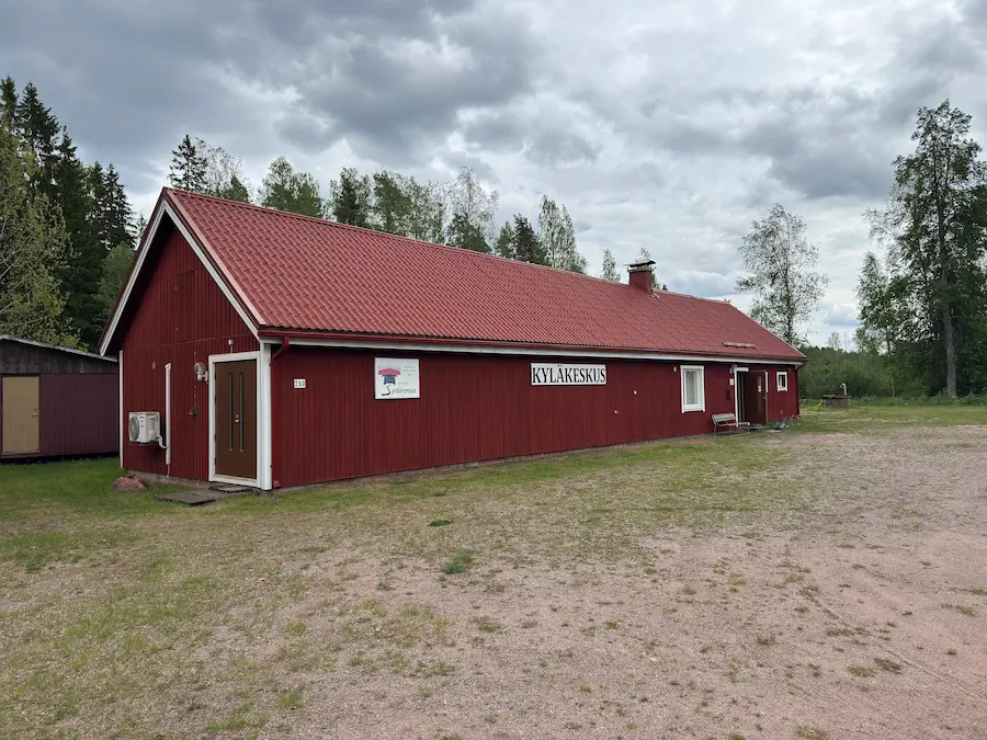 Sydänmaan kyläkeskus ulkoa — punainen päärakennus ja Kyläkeskus-kyltti