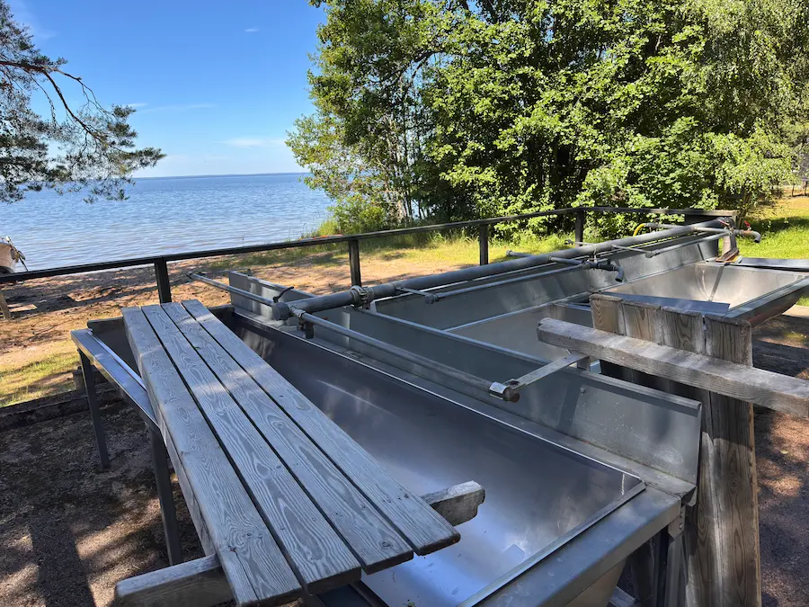 Matonpesupaikka mökin rannassa
