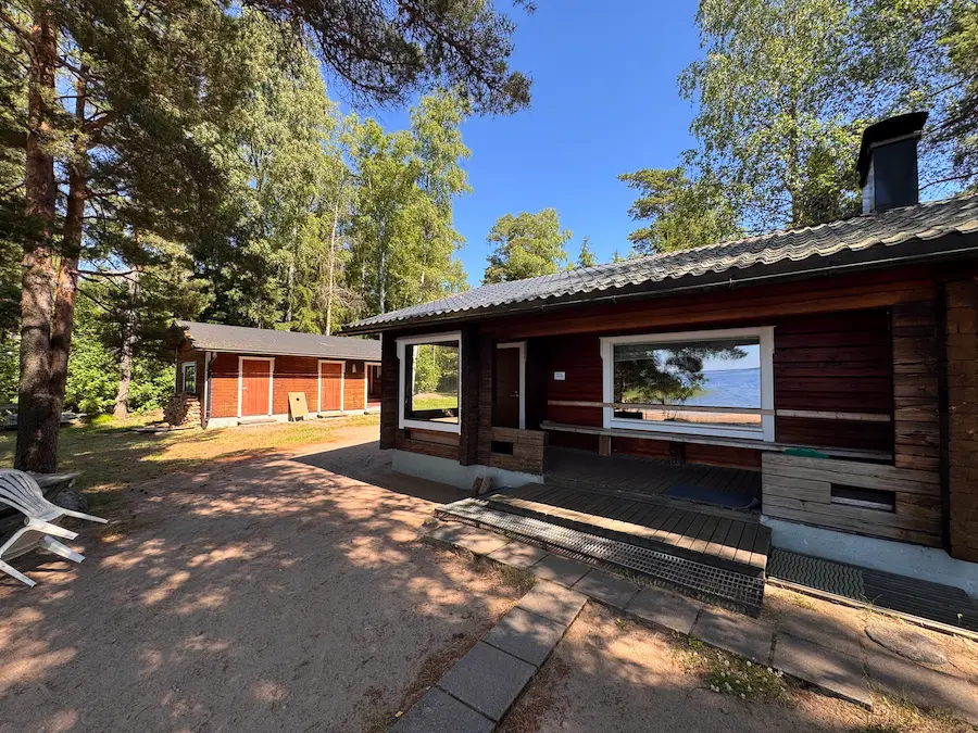 Mökin pihapiiriä kesällä