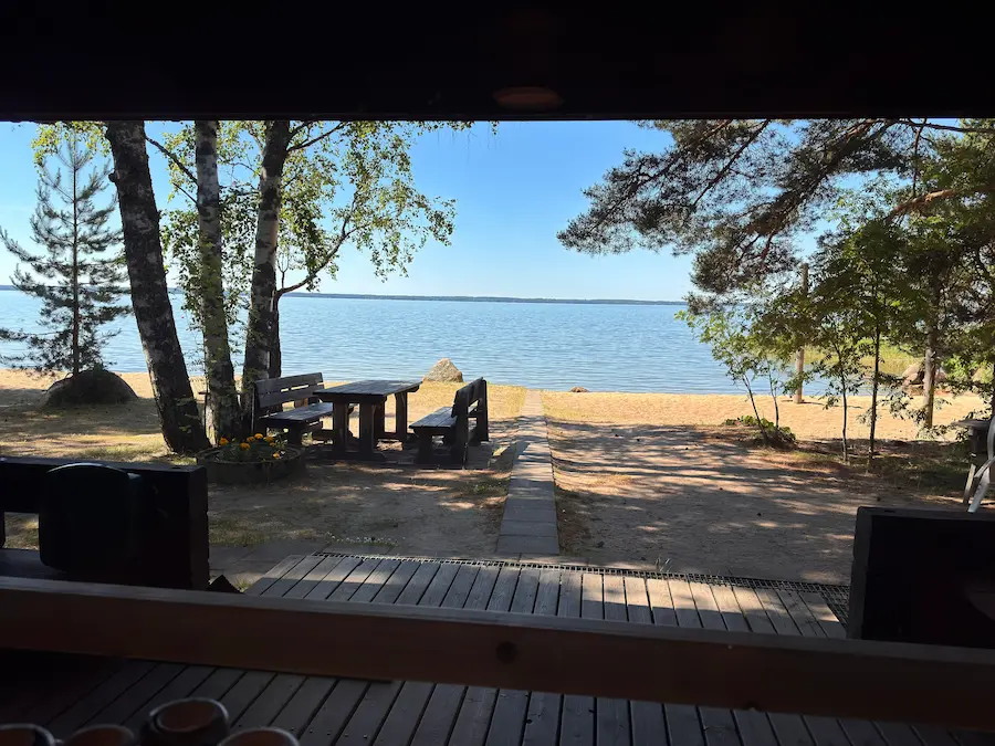 Näkymä mökin ikkunasta Pyhäjärvelle