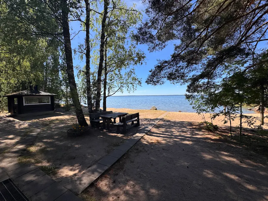 Mökin piha ja grillikatos