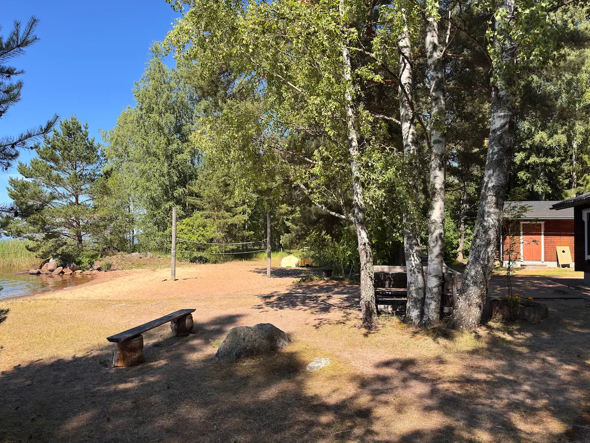 Mökin oma matala hiekkaranta Säkylän Pyhäjärvellä