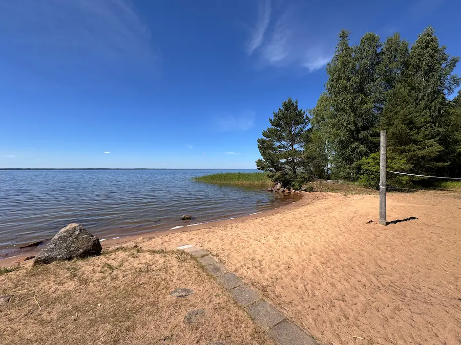 Mökin hiekkarantaa Pyhäjärvellä