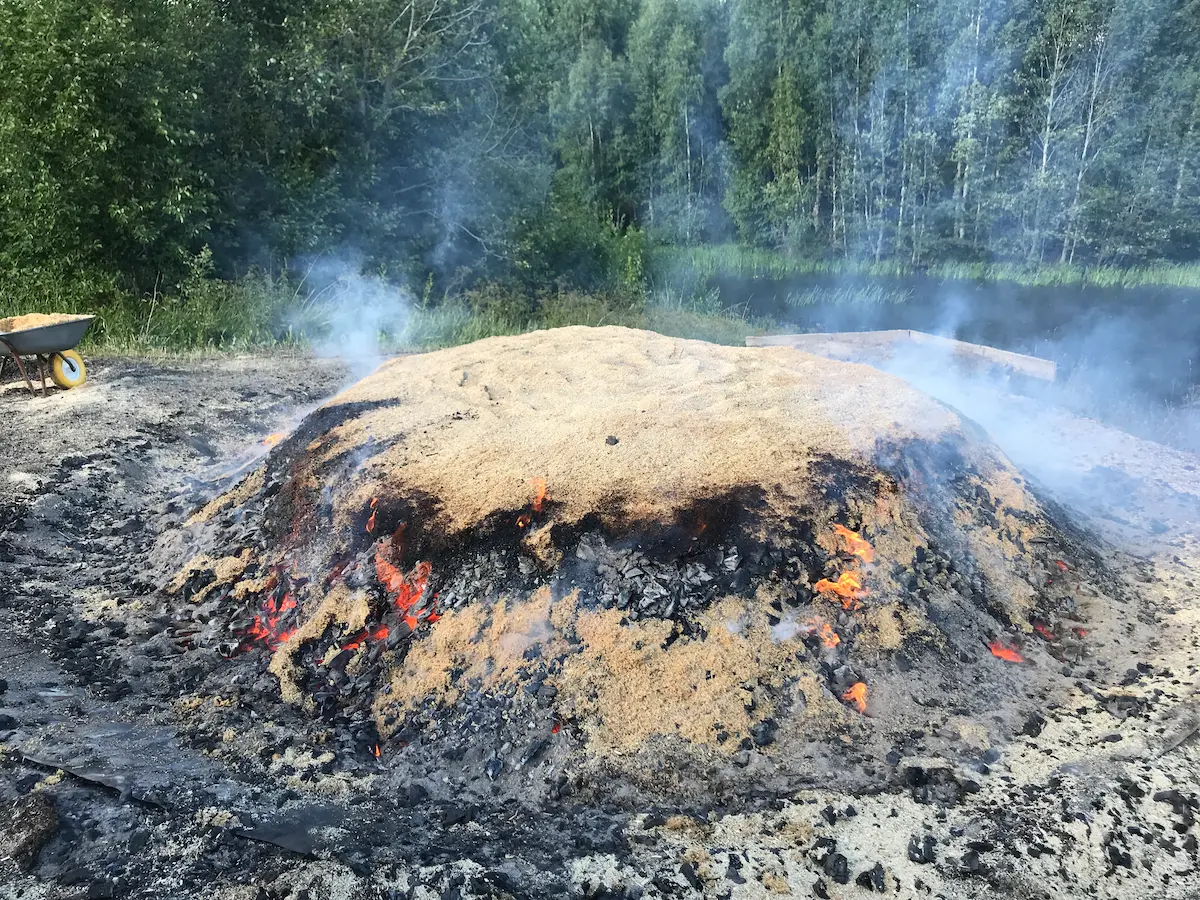 Tervahauta kytee ja savuaa