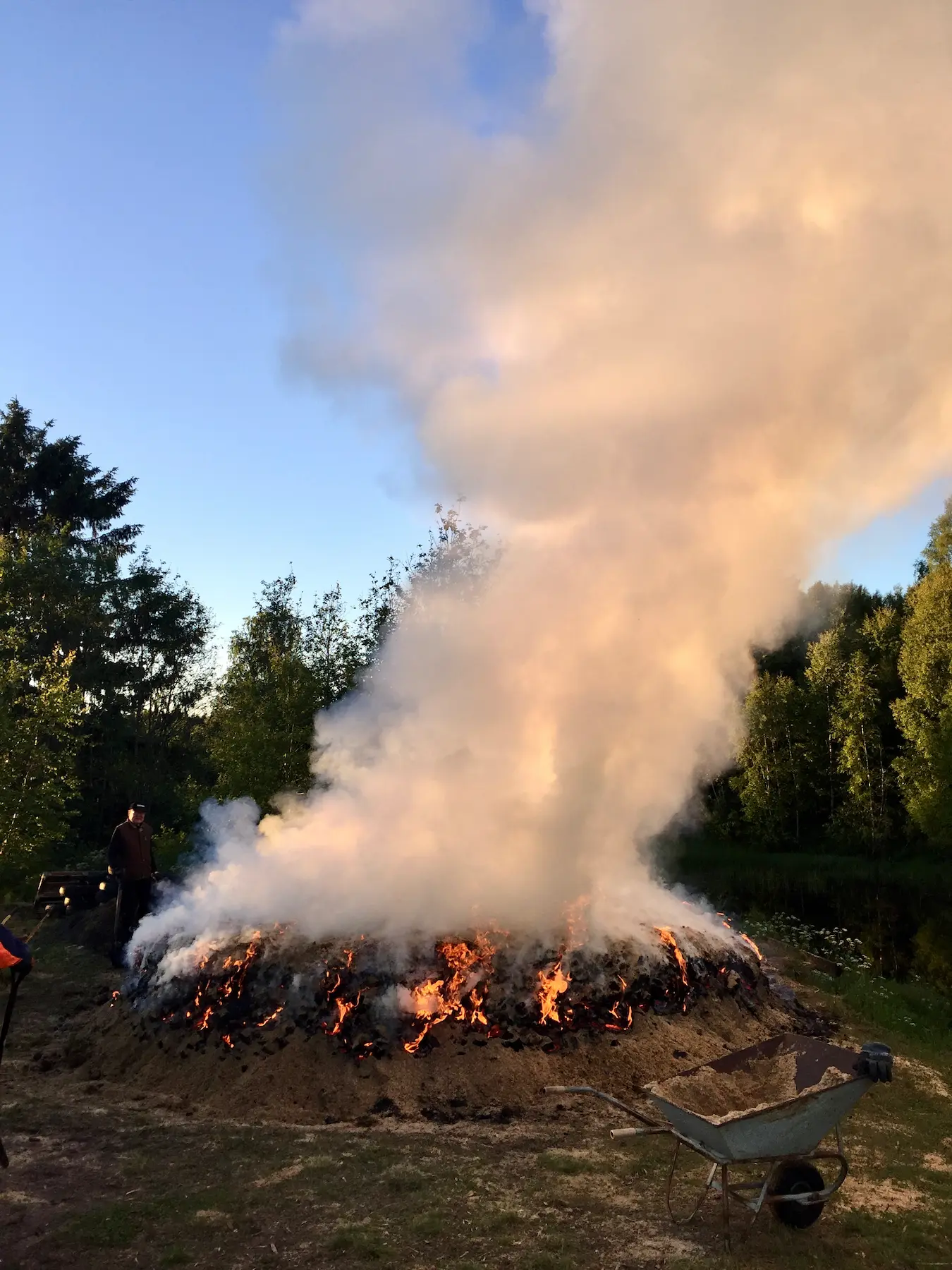 Sydänmaan tervahauta palaa Löytäneen lammen rannalla